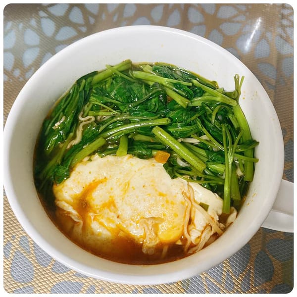 经典宵夜美食—泡面也可摇身一变营养又美味。